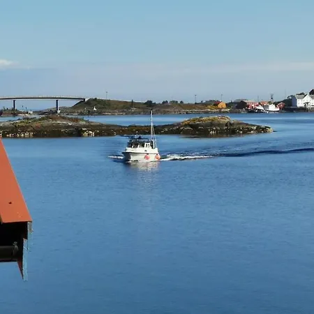 Iverhjelen Near Atlantic Road Lyngstad Exterior photo